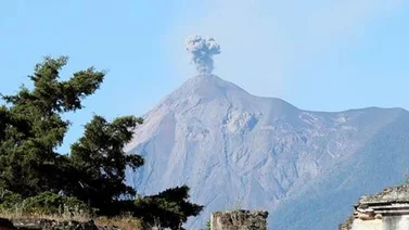 El volcán de Fuego de Guatemala tiene una columna de ceniza a 4.900 metros