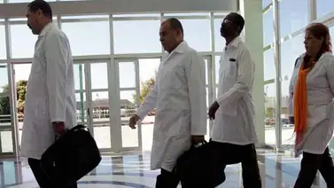 Los médicos cubanos comienzan a dejar Brasil tras las polémicas con Bolsonaro Los médicos cubanos comienzan a dejar Brasil tras las polémicas con Bolsonaro