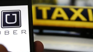 Perú aprueba ley para regular taxis por aplicaciones