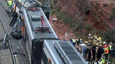 Un muerto y 49 heridos al descarrilar un tren en España