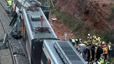 Un muerto y 49 heridos al descarrilar un tren en España Un muerto y 49 heridos al descarrilar un tren en España