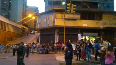 Habitantes de la parroquia Altagracia trancaron la avenida Baralt por falta en suministro de agua Habitantes de la parroquia Altagracia trancaron la avenida Baralt por falta en suministro de agua