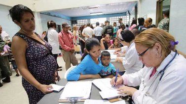 No hay suero ni jeringas para las parturientas