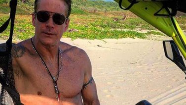 Fernando Carrillo muestra el paquete en las redes
