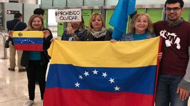 Venezolanos que residen en España reciben con el Himno Nacional a Lorent Saleh