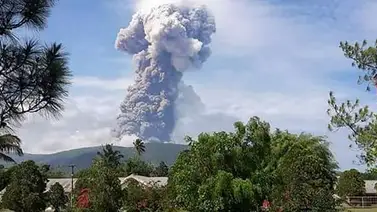 Volcán arroja cenizas en isla indonesia remecida por sismo Volcán arroja cenizas en isla indonesia remecida por sismo