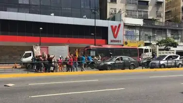 Manifestantes trancaron la Av. Francisco de Miranda frente al Ministerio de Vivienda y Hábitat Manifestantes trancaron la Av. Francisco de Miranda frente al Ministerio de Vivienda y Hábitat