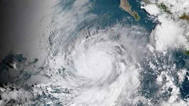 Rosa, ahora como tormenta tropical, continúa aproximándose a Baja California