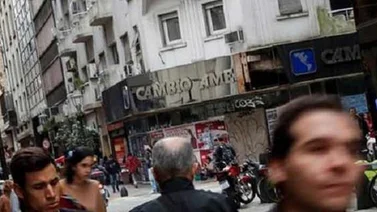 El peso argentino cae a cifra récord y no reacciona al nuevo acuerdo con FMI