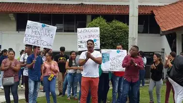Universitarios panameños cerraron vía en protesta por recorte presupuestario Universitarios panameños cerraron vía en protesta por recorte presupuestario