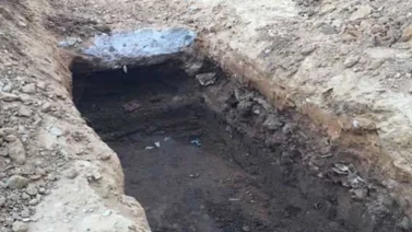 Familiares y amigos entierran a un hombre en el patio de su residencia en Maracaibo