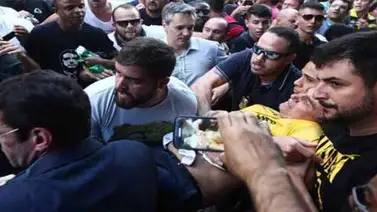 Candidato Jair Bolsonaro fue apuñalado durante mitin en Brasil y sale ileso Candidato Jair Bolsonaro fue apuñalado durante mitin en Brasil y sale ileso