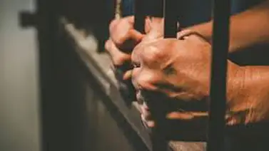 Hombre es condenado a pagar a víctimas de pornografía infantil Hombre es condenado a pagar a víctimas de pornografía infantil