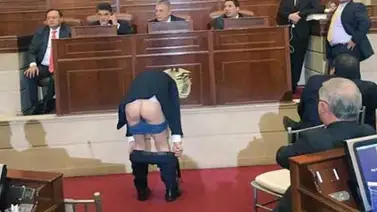 Senador Antanas Mockus se baja los pantalones durante el Congreso de Colombia Senador Antanas Mockus se baja los pantalones durante el Congreso de Colombia
