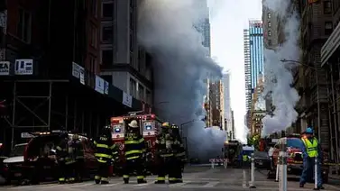 Cinco heridos y 28 edificios evacuados por explosión de tubería en Manhattan Cinco heridos y 28 edificios evacuados por explosión de tubería en Manhattan