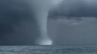 Increíble fenómeno gigantesco un tornado marino fue Captado en Rusia (+Video) Increíble fenómeno gigantesco un tornado marino fue Captado en Rusia (+Video)