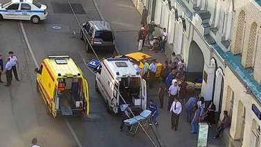 Taxi atropella a una multitud en Moscú