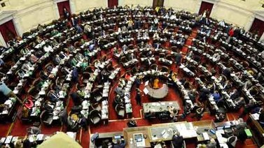 Diputados argentinos aprueban ley para despenalizar el aborto y pasa a Senado