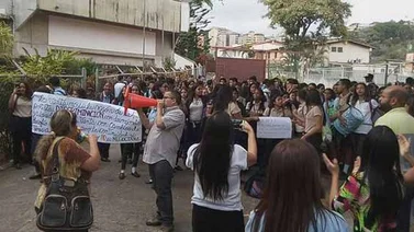 Protestan en colegio La Concepción ante posibles cambios internos