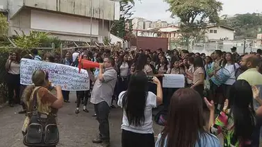 Protestan en colegio La Concepción ante posibles cambios internos Protestan en colegio La Concepción ante posibles cambios internos