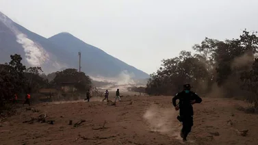 Suben a 65 los fallecidos por erupción de volcán en Guatemala