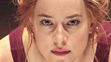 Dakota Johnson interpreta a una bailarina en la película de terror "Suspiria"