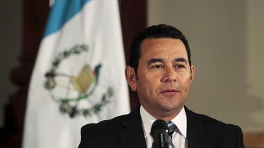 Presidente de Guatemala recorre zona devastada por erupción volcán de Fuego