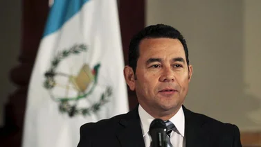 Presidente de Guatemala recorre zona devastada por erupción volcán de Fuego