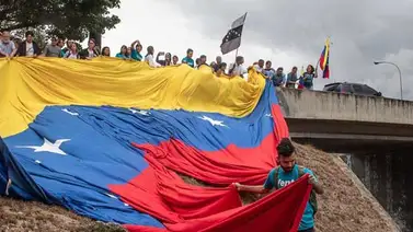 El movimiento Soy Venezuela desplegó una bandera gigante en La Carlota (+Fotos y video) El movimiento Soy Venezuela desplegó una bandera gigante en La Carlota (+Fotos y video)