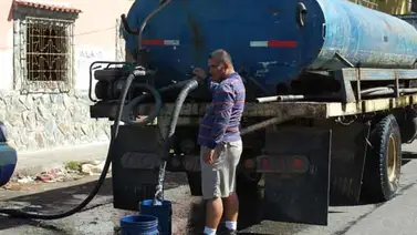 Caraqueños sufren para pagar cisternas de agua Caraqueños sufren para pagar cisternas de agua