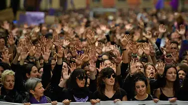 Protestan en España por leve sentencia a acusados de violación Protestan en España por leve sentencia a acusados de violación