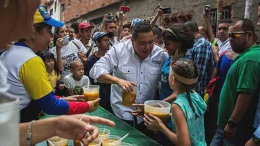 Candidato presidencial Javier Bertucci realizó "sopazo" y caminata en San Félix