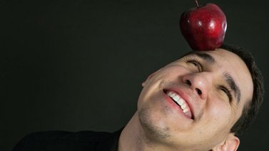 Rodrigo Albornoz enseña finanzas a venezolanos inmigrantes con "Contando Manzanas"