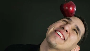 Rodrigo Albornoz enseña finanzas a venezolanos inmigrantes con "Contando Manzanas"