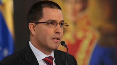 Arreaza pide a Macron "no inmiscuirse" en los asuntos de Venezuela