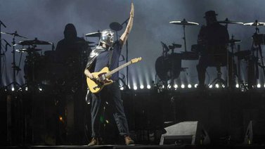 Con máscaras de lucha libre Gorillaz cierra el Vive Latino