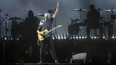 Con máscaras de lucha libre Gorillaz cierra el Vive Latino