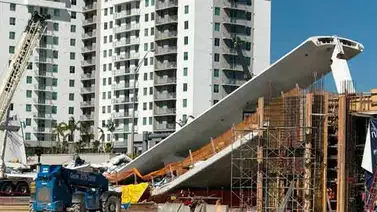 Rescatan tres cuerpos sin vida del puente colapsado de Miami Rescatan tres cuerpos sin vida del puente colapsado de Miami