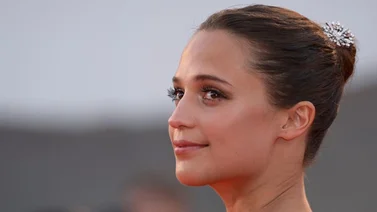 Alicia Vikander celebra contribuir con su Lara Croft a la falta de heroínas