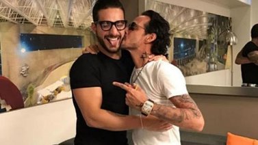 Surgió polémica tras el beso que le dio Marc Anthony a Maluma (+VIDEO)