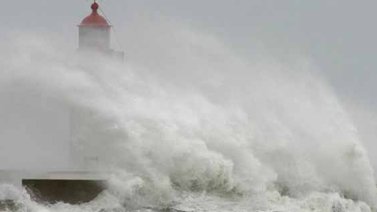 Alerta en Portugal por olas que podrían alcanzar hasta los 15 metros