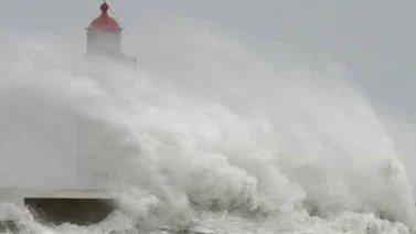 Alerta en Portugal por olas que podrían alcanzar hasta los 15 metros