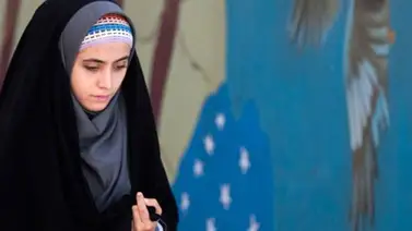 Irán condena a 24 meses a mujer que se quitó el pañuelo Irán condena a 24 meses a mujer que se quitó el pañuelo