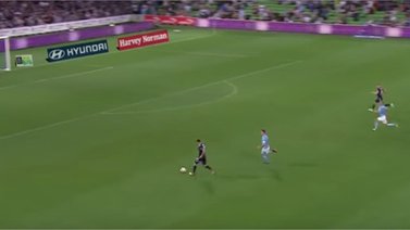 Futbolista australiano falla un gol a puerta vacía (+Video)