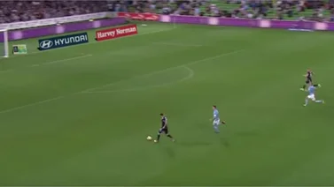 Futbolista australiano falla un gol a puerta vacía (+Video)