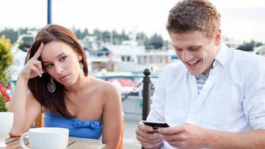 "Phubbing", una práctica que deteriora las relaciones personales