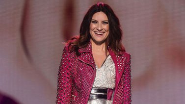 Laura Pausini sigue la moda e incluye género urbano y tropical en su nuevo disco