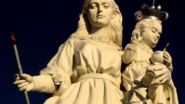 En Bolivia se desata la polémica por la representación de una virgen en tanga