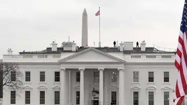 Decenas de estudiantes se tumban ante Casa Blanca para pedir control de armas Decenas de estudiantes se tumban ante Casa Blanca para pedir control de armas