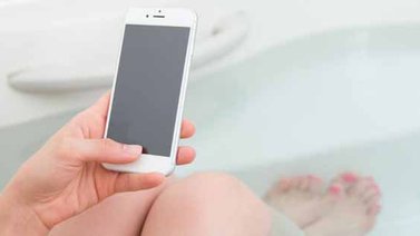 Una mujer se electrocutó al tratar de hacerse un selfie en la bañera